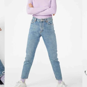  - Mom jeans från Monki 🤩 Superfina men passar tyvärr inte mig längre 😭 Färgen återspeglas bäst på första bilden. Sparsamt använda så de är i mycket bra skick!