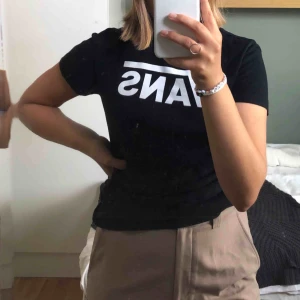  - Svart t-shirt med trycket "VANS" från vans, 100% äkta. Nyskick.  Fraktar och möts upp i Stockholm (Södermalm) fraktkostnad tillkommer. 