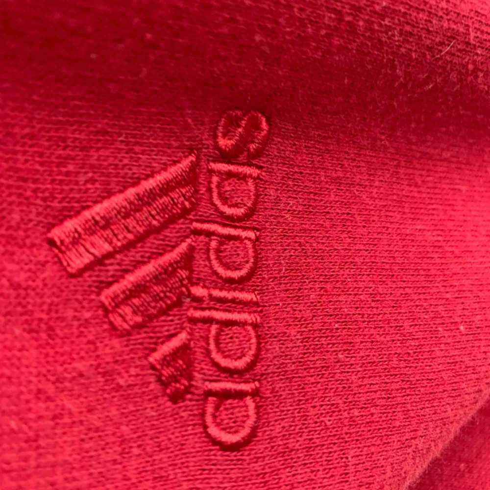 Vintage röd oversized adidas sweatshirt. Super mysig och mjuk inuti! Passar på vem som helst som vill ha en stor skön sweatshirt. Tröjor & Koftor.