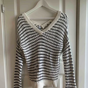  - Superhärlig stickad tröja från Pull & Bear. Använd väldigt lite, dock att den har en liten maska som gått upp i fram (därav priset) men annars väldigt fint skick! V-ringad som går ner på axlarna lite och lägger sig väldigt snyggt.