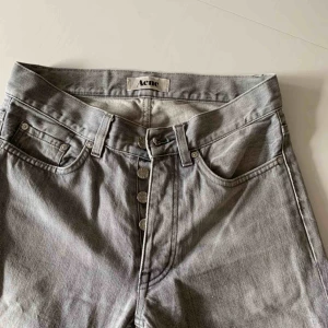  - Säljer mina raka gråa acne jeans, fint skick, frakt tillkommer (63kr) eller mötas i Stockholm
