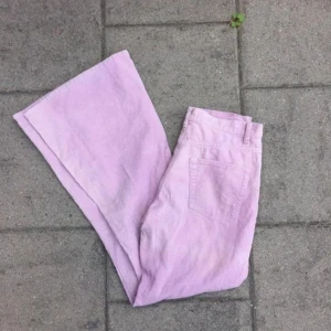  - Säljer dessa balla rosa utsvängda manchesterbyxorna!💕