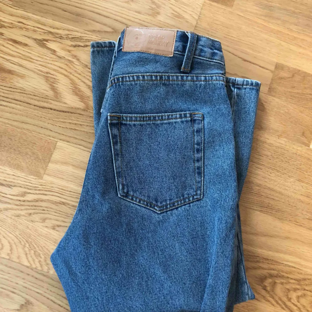 Säljer mina fina Cheap Monday jeans då de har blivit för små. De är högmidjade och cropped i längden 🥰. Jeans & Byxor.