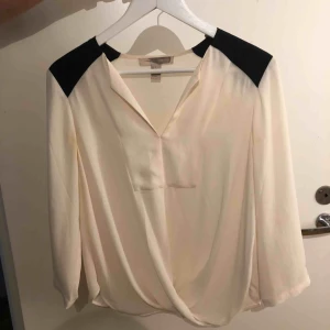  - Vit blus i fint skicka som knappt blivit använd.