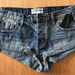 - Helt oanvända bandit shorts i denim från One Teaspoon. Prislapp och plasten kvar!