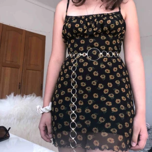  - Säljer detta skitsnygga guldiga skärp från stradivarius!! Den är ganska lång så den passar alla kroppstyper <3 Pris: 50kr men kan diskuteras 💞 Frakt: Kan mötas upp i Gävle annars ligger frakten på 50kr