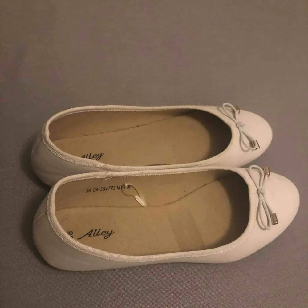 Säljer vita ballerina skor från märket ”Alley” i storlek 38. Jättefina skor, men tyvärr så passar de mig inte. Använd högst 1 gång. Fint skick. Nypris är 650kr. Kan mötas i Karlstad. ☺️. Skor.