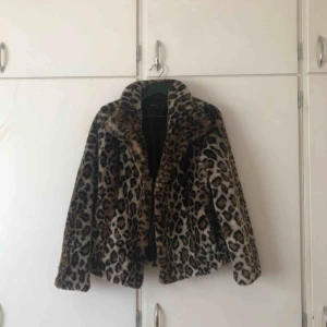 - Fin pälsjacka i leopardmönster Köparen står för frakten <3