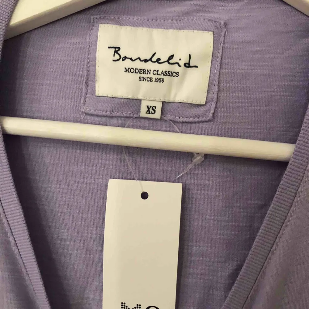 Ljus lila T-shirt från BONDELID. Köpt på MQ. Prislapp finns, därmed aldrig använd så i nyskick!. T-shirts.