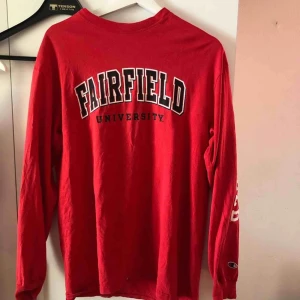  - Säljer en röd tröja i strlk L men sitter på mig som har s i vanliga fall lite oversize