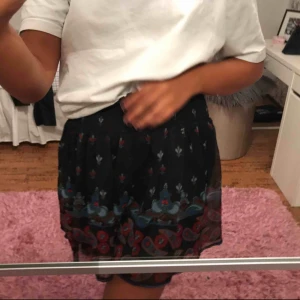  - Lite kortare superfin mönstrad kjol med resår i midjan, så passar typ 34-36! 