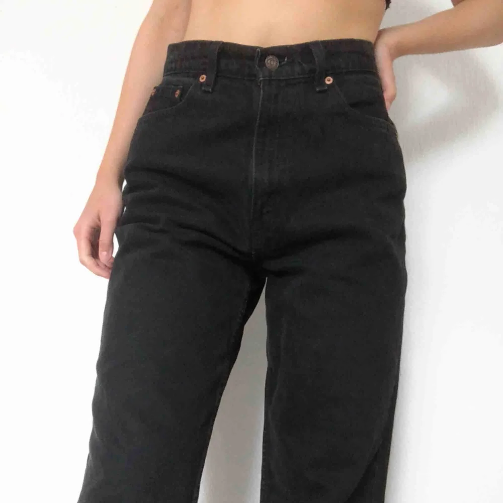 Snygga gråsvarta levis jeans i modellen 521. Jeansen är raka i modellen som ni kan se om ni kollar på bild 3. Frakten ligger på 50 kr. Jeans & Byxor.