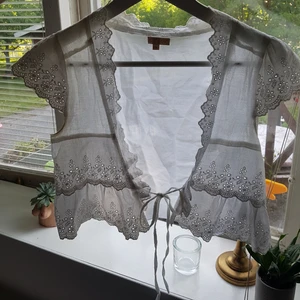 - Jättesöt vit broderad topp! Knappt använd, från bikbok.