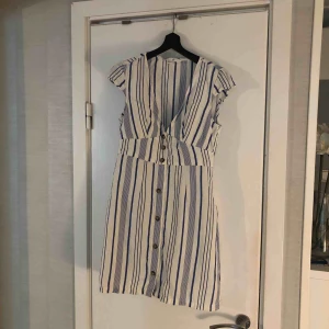  - Jättesöt klänning i linne Tyvärr för liten för mig Skulle säga att den är som en 36:a/Small 