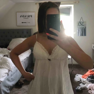  - Säljer detta super fina långa linne köpt på odd Molly. Använd några gånger men super fint skick. Ganska lång så går ner ungefär som en klänning. Storlek 2 vilket motsvarar S ungefär 