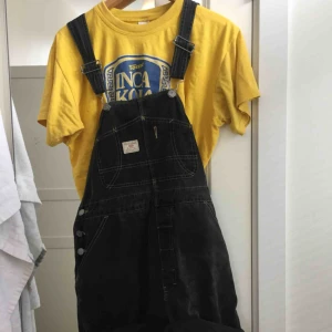  - Hängselbyxor köpt i Barcelona. Står storlek S men funkar upp till L. OBS ÄR SHORTS