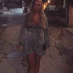  - Superfin lite kortare klänning som säljs då den tyvärr inte passar mig längre. I så gott som nytt skick då den endast är använd tre gånger!  Köparen står för eventuella fraktkostnader🌸 