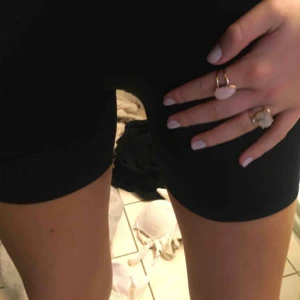  - Svarta cykelbyxor!!🧞‍♂️💞💘🧚🏼‍♀️svintredniga och jättesnygga att matcha till någon längre tisha typ! Perfekta både till vardags och något festligare då de går att styla både upp och ner 👍🏼🤭💞hör av er vid intresse eller fler frågor!