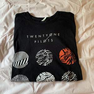 T-shirt från Twenty Øne Piløts webbshop, använd ett fåtal gånger. Köparen står för frakt! 🌹