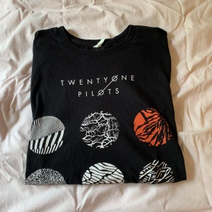  - T-shirt från Twenty Øne Piløts webbshop, använd ett fåtal gånger. Köparen står för frakt! 🌹