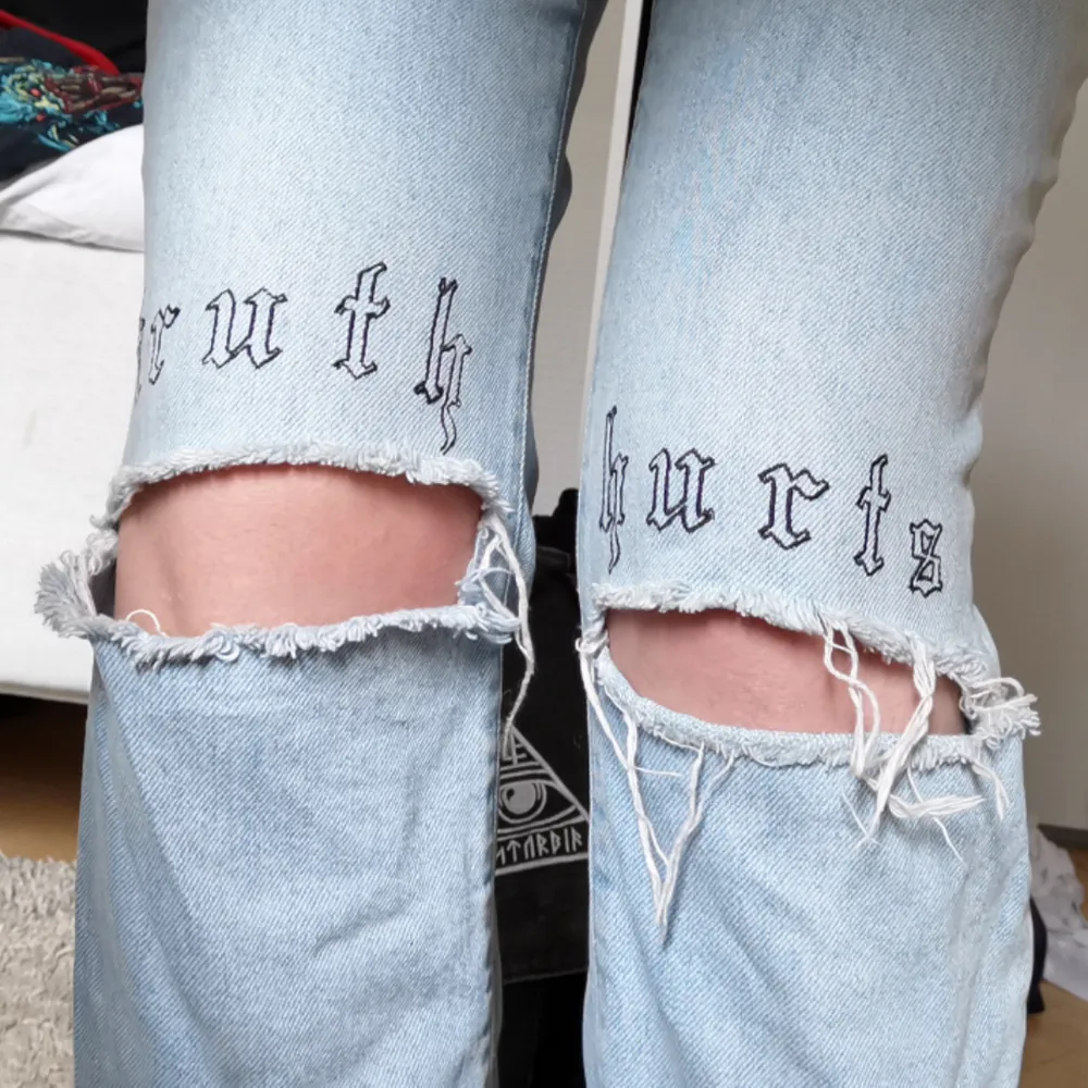 Säljer nu mina snyggaste Mom    jeans från Ragged Priest! ”Truth hurts” broderat på knäna. Står 28” på storlek men uppskattar 36! Möts i Sthlm eller fraktar ♥️. Jeans & Byxor.