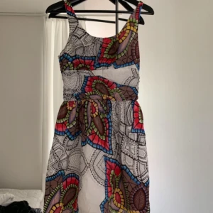  - Använd fåtal gånger, nytt skick. Stretchig runt midja så den passar både en S och en M 