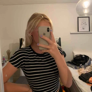  - Tröja från Monki, väldigt liten för mig som har S i vanliga fall. Köparen står för frakt (Ev mötas upp i Gbg)