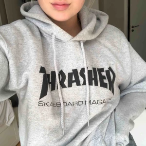 - Grå thrasher-hoodie i oversize-modell (strl S). Nypris: 999kr köpt från junkyard !!! ÄKTA !!!! 💓