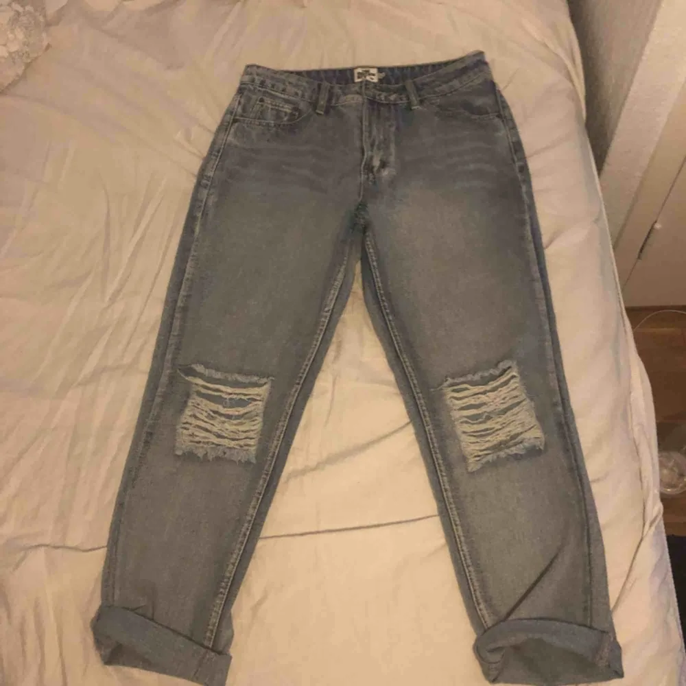 Har två par helt oanvända jeans med hål på knäna. Ena paret är storlek 40 och andra 42. Jättefina men har inte kommit till användning då dom är väldigt små i storlek.Köpta på NAKD Finns i malmö där jag kan mötas upp,annars betalar köparen frakten:). Jeans & Byxor.