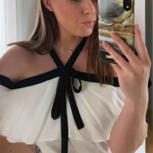  - Super gullig topp. Använd 2 gånger. Från zara. 