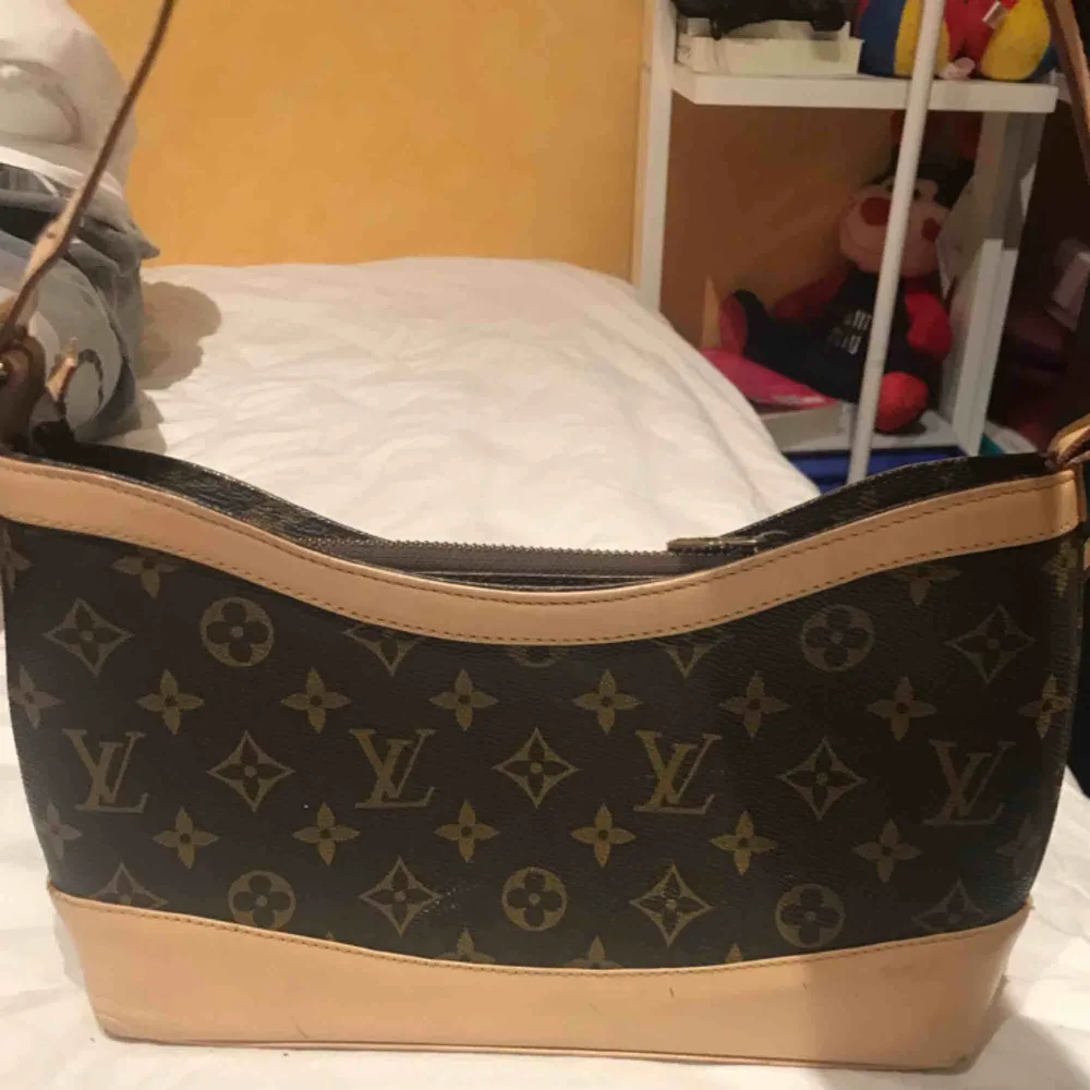 Väska från Louis Vuitton (fake) köpt av en tjej för ett tag sedan men den har aldrig kommit till användning. Frakt medföljer . Väskor.