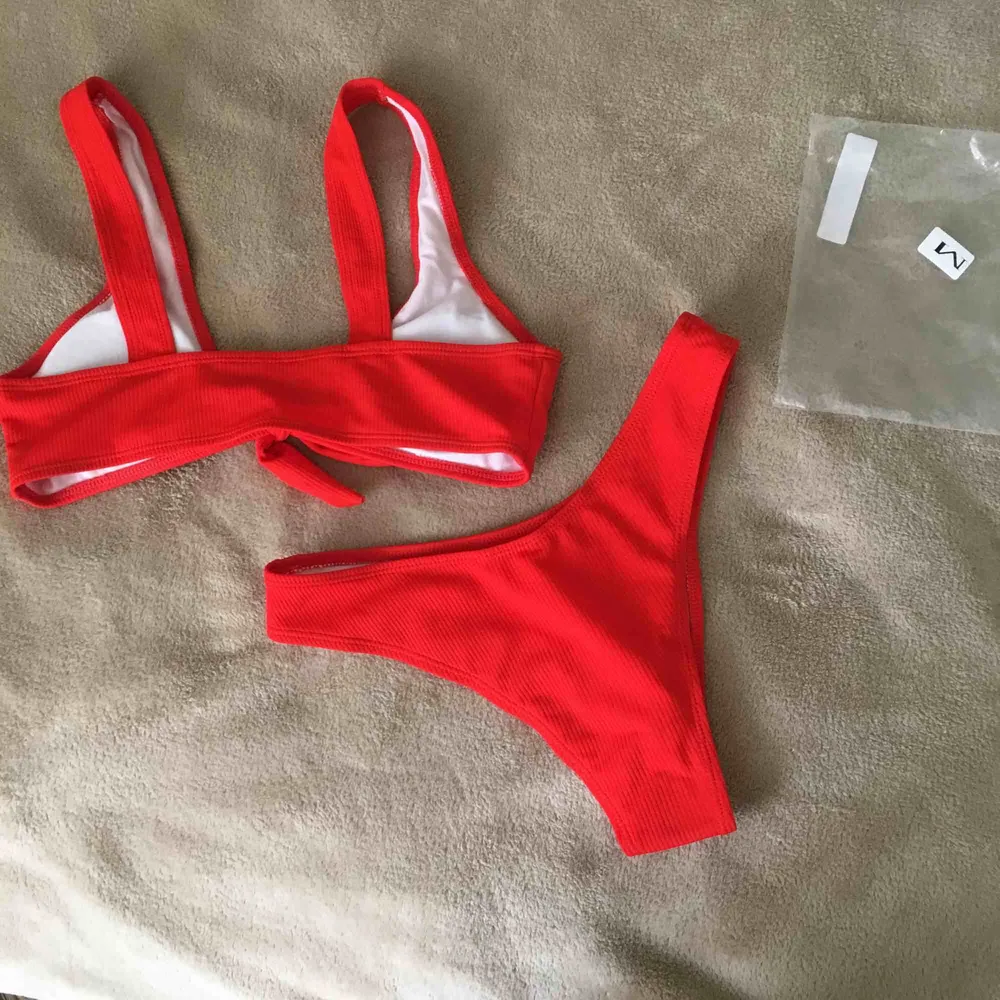 Ny oanvänd bikini från ZAFUL. Vacker röd färg. Ribbad. Endast provad med trosor under. Hygienskydd kvar. Köpte två nästan exakt lika.    Kan hämtas i Uppsala eller skickas. Frakt tillkommer. . Övrigt.