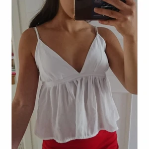  - Söt, vit, vringad blus använd ändast några få tals gånger men säljer för att den sitter för tajt/är för liten för mig. 