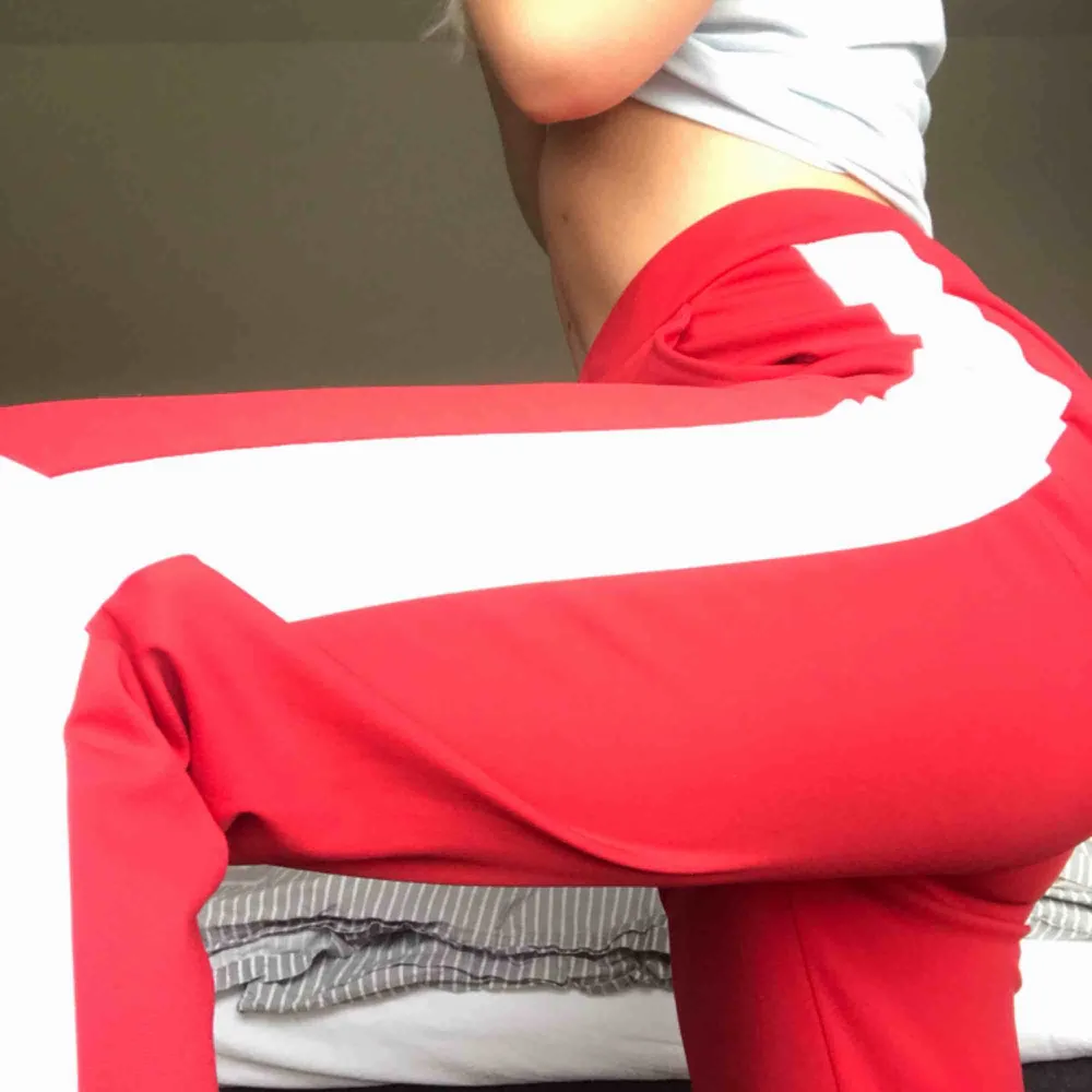 Sweatpant i stark röd färg med vitt streck på båda sidorna. Jättesnygga men används aldrig 🤩🤩🤩. Jeans & Byxor.