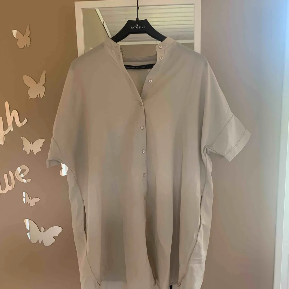 En beige fin oversized blus eller klänning, använd max 2 gånger. Köpt ifrån lager 157, storlek XS/S men passar väldigt många storlekar.😊💞. Övrigt.