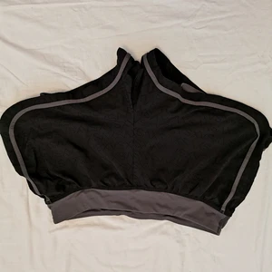  - Träningsshorts från Victoria Secret. Gråa innebyxor och svarta bekväma byxor över. 
