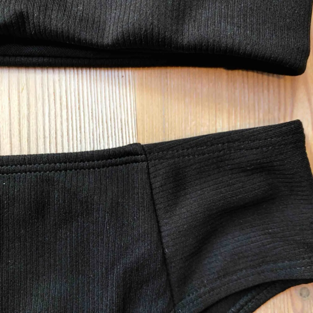 Ribbad svart bikini med högmidjad underdel och bandeau överdel. Aldrig använd.   Köparen står för frakt :). Övrigt.