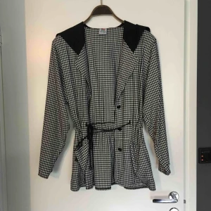  - Vintage jacka, lite oversize med små axelvaddar. Cool och lite annorlunda