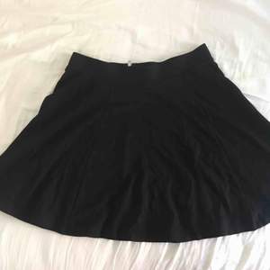 Svart utsvängs kjol från hm i storlek M med dragkedja baktill. Bra skick och är i ett mjukt och skönt tyg 