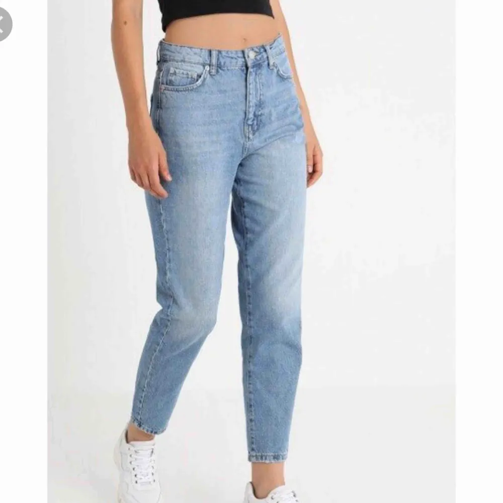 Skitsnygga mom jeans ifrån Ginatricot, använd vid fåtal tillfällen, pris kan diskuteras🌟🌟. Jeans & Byxor.