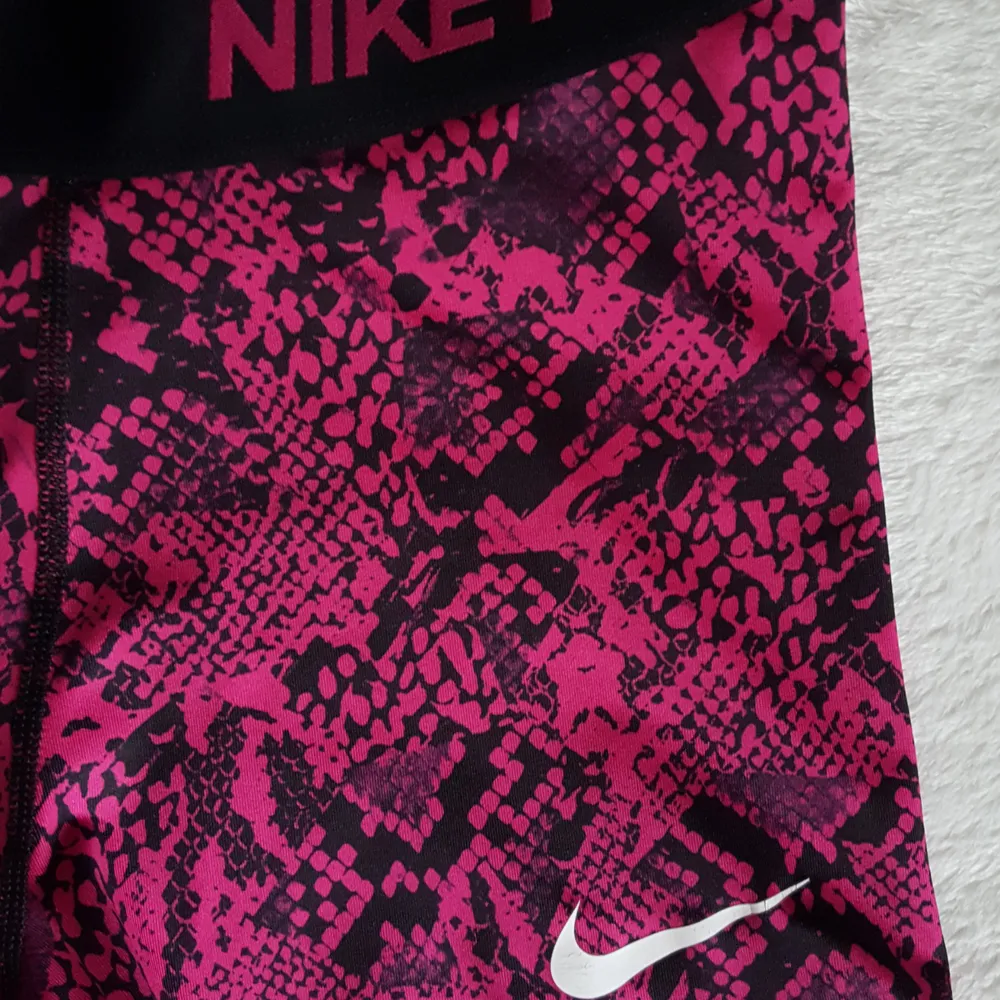 Nike shorts i storlek S. Kan skickas om köparen står för frakten som blir 20kr. . Övrigt.