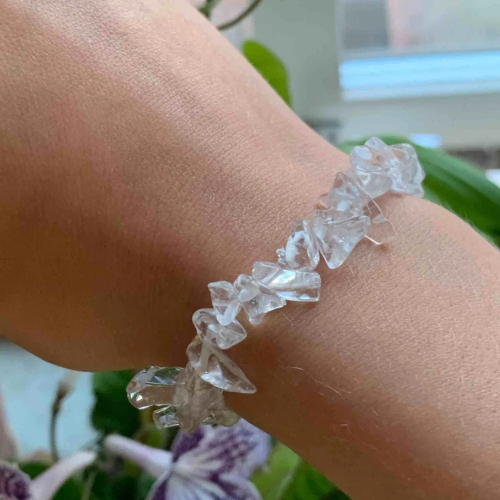 ✨Armband med bergskristallstenar. Innermått ca 16 cm. Elastisk tråd. Frakt 10kr. ✨ Kommer göra nya till helgen då dessa såldes snabbt. Hör av dig om du är intresserad!💘. Accessoarer.