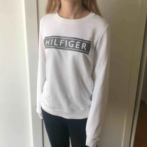  - Collage-tröja från Tommy Hilfiger med silvertryck. Använd fåtal gånger och nypris är 1099kr