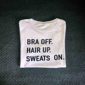  - En vanlig vit T-shirt med mysigt tryck på. Storleken står inte, men för mig som brukar ha XS passar den som en lös T-shirt. Skulle tro att den även passar S. Sparsamt använd, säljer pga för lite användning! Betalas med Swish och köparen står för frakten☺️