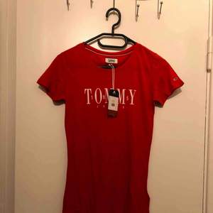 Oanvänd T-shirt från märket Tommy Jeans. Nyskick!