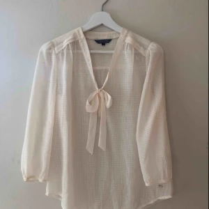  - Blus från Tommy Hilfiger som ALDRIG är använd. Kommer med ett underlinne (själva blusen är lite genomskinlig)  Meddela vid intresse av fler bilder eller ang pris!  Kram! 