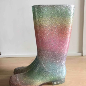  - Gummistövlar i toppskick! Unika som sticker ut, inte en tråkig dag till i regnet i dessa glittriga regnbågsfärgade stövlar. Kan skicka mot fraktkostnad. 
