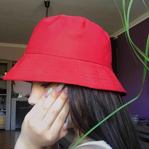  - En röd bucket hat. Frakten ingår i priset ✨
