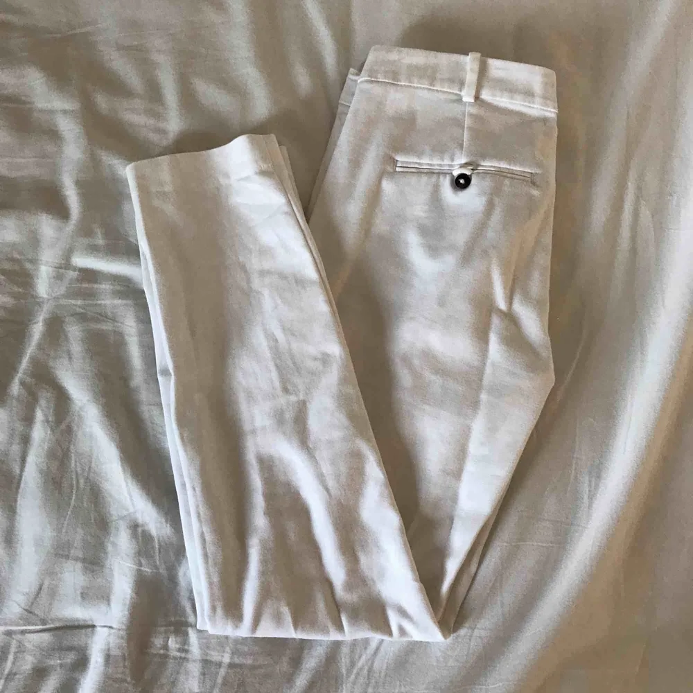 vita kostymbyxor från Zara i storleken 34. endast hål i fickorna men det är lätt att laga. köparen står för frakten. fler bilder kan fixas om så önskas. Jeans & Byxor.