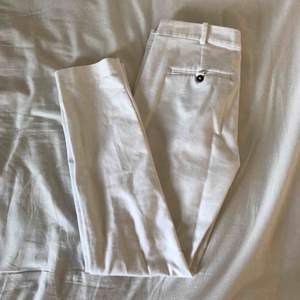 vita kostymbyxor från Zara i storleken 34. endast hål i fickorna men det är lätt att laga. köparen står för frakten. fler bilder kan fixas om så önskas